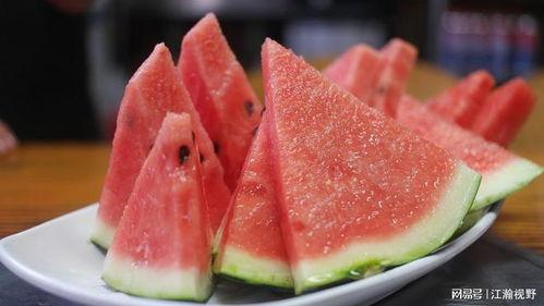 荔枝酱吃瓜,吃瓜乐趣无限