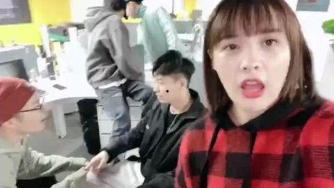 中韩情侣吃瓜视频,甜蜜互动引网友热议